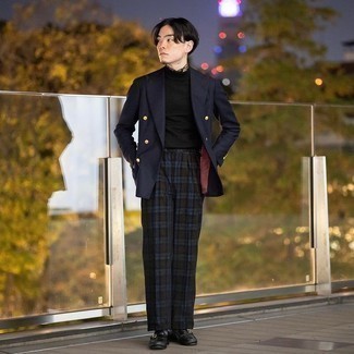 Как носить черную водолазку с черными кожаными лоферами мужчине