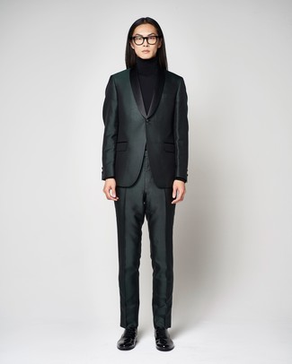 Как носить черную водолазку с черными кожаными лоферами мужчине