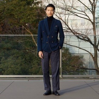 Как носить черную водолазку с черными кожаными лоферами мужчине