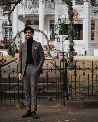 Как носить черную водолазку с черными кожаными лоферами мужчине