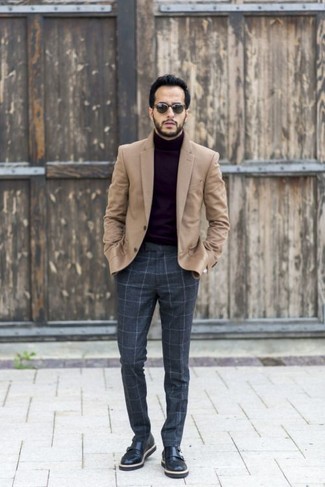 Как носить черную водолазку с черными кожаными монками