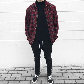 Как носить черную водолазку с черными низкими кедами мужчине