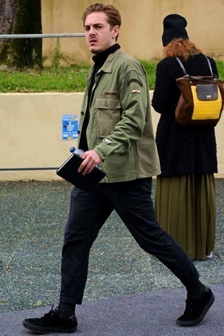 Как носить черную водолазку с черными низкими кедами мужчине