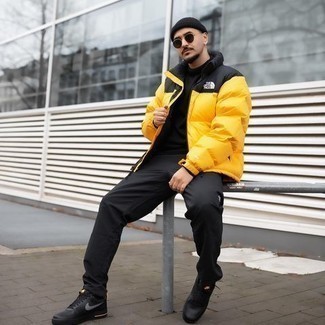 Как носить черную водолазку с черными низкими кедами мужчине