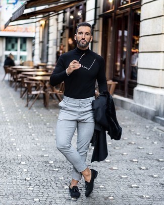 Как носить черную водолазку с черными замшевыми лоферами мужчине