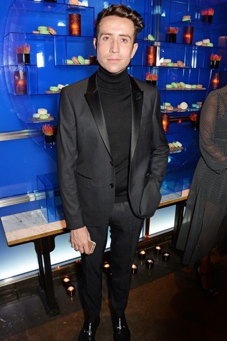 Как носить черную водолазку с черным костюмом