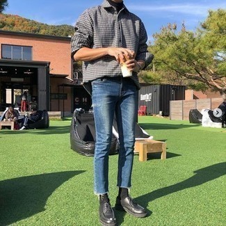 Как носить черную водолазку с синими джинсами мужчине