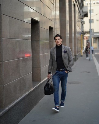 Как носить черную водолазку с синими джинсами мужчине