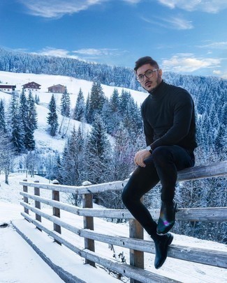 Как носить черную водолазку с синими джинсами мужчине