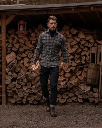 Как носить черную водолазку с синими джинсами мужчине