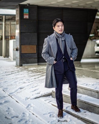 Как носить черную водолазку с синим костюмом