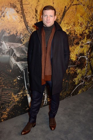 Как носить черную водолазку с синим костюмом