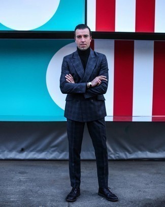 Как носить черную водолазку с синим костюмом