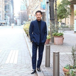 Как носить черную водолазку с синим костюмом