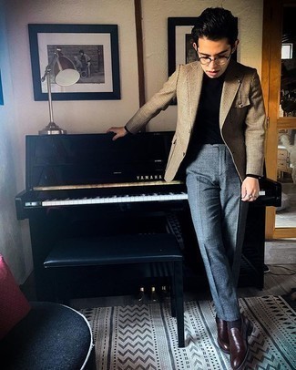 Как носить черную водолазку с синими шерстяными классическими брюками мужчине