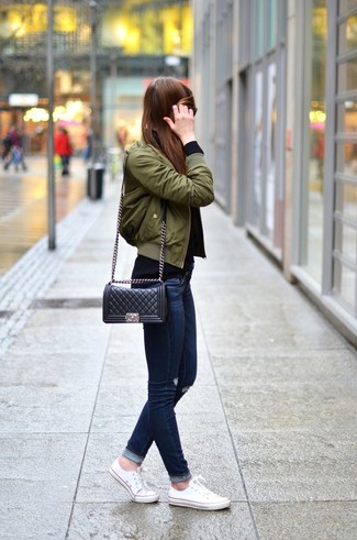 Какие бомберы носить с черной водолазкой женщине