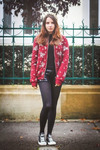 Какие бомберы носить с черной водолазкой женщине