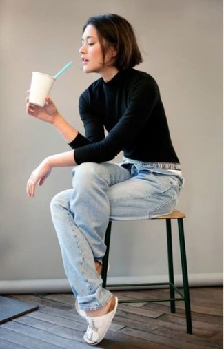 Какие джинсы-бойфренды носить с черной водолазкой