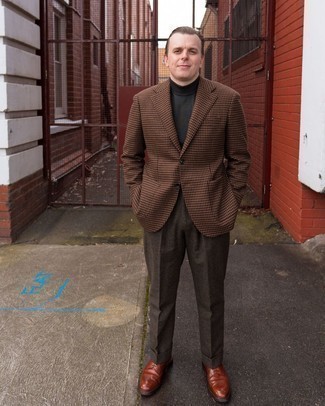 Как носить черную водолазку с коричневым пиджаком мужчине