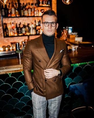 Как носить черную водолазку с коричневым двубортным пиджаком мужчине