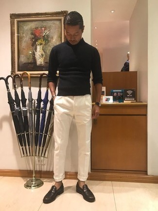 Как носить черную водолазку с коричневыми кожаными лоферами мужчине