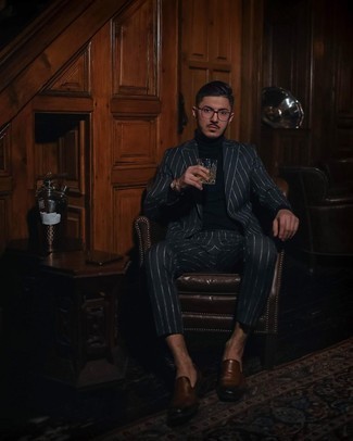 Как носить черную водолазку с коричневыми кожаными лоферами мужчине