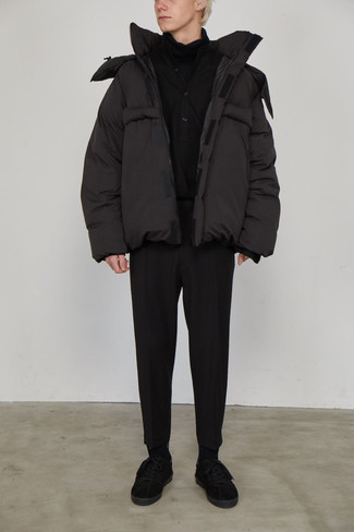 Как носить черную водолазку с коричневой курткой-пуховиком мужчине