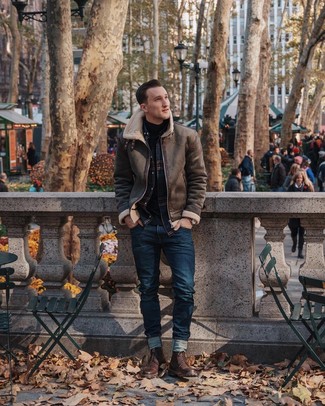 Как носить черную водолазку с коричневой короткой дубленкой мужчине