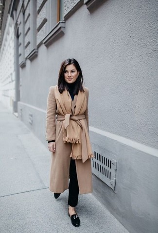 Как носить черную водолазку с светло-коричневым пальто женщине
