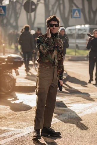 Какие брюки карго носить с черной водолазкой