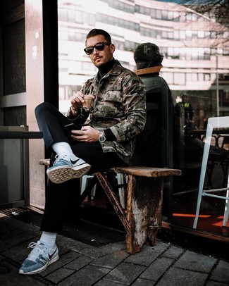 Как носить черную водолазку с темно-серыми кроссовками мужчине