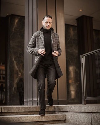 Как носить черную водолазку с темно-серыми джинсами мужчине