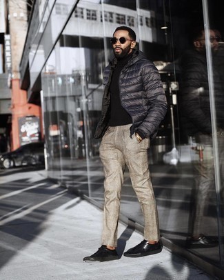 Как носить черную водолазку с темно-серой курткой-пуховиком мужчине