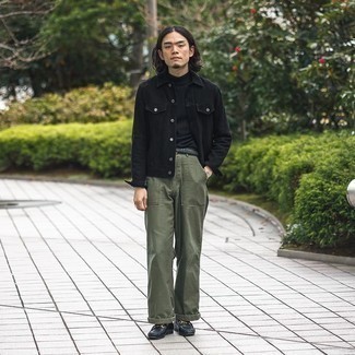 Какие брюки чинос носить с черной водолазкой