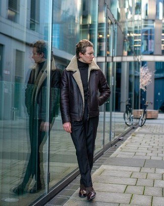 Какие классические ботинки носить с черной водолазкой мужчине