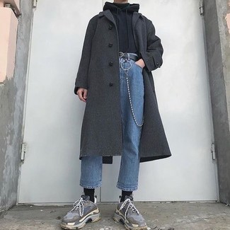 Как носить черную водолазку с серыми кроссовками мужчине