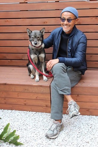 Как носить черную водолазку с серыми кроссовками мужчине