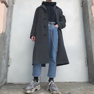 Как носить черную водолазку с серыми кроссовками мужчине