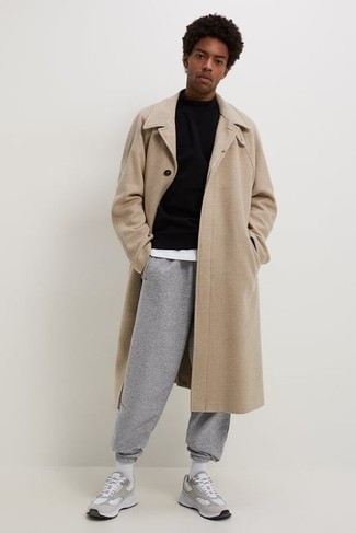 Как носить черную водолазку с серыми кроссовками мужчине