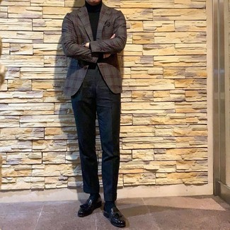 Как носить черную водолазку с серым пиджаком мужчине