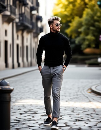 Как носить черную водолазку с серыми брюками чинос