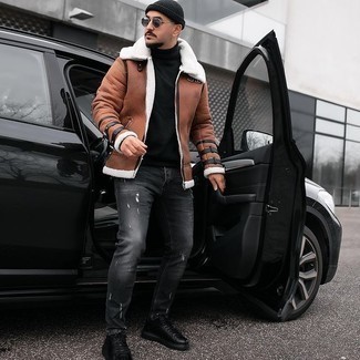 Как носить черную водолазку с серыми джинсами мужчине