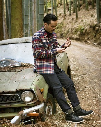 Как носить черную водолазку с серыми джинсами мужчине