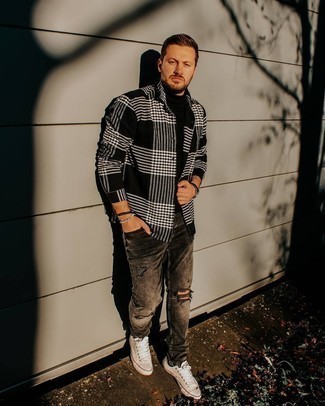 Как носить черную водолазку с серыми рваными джинсами мужчине