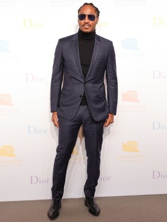 Как носить черную водолазку с серым костюмом