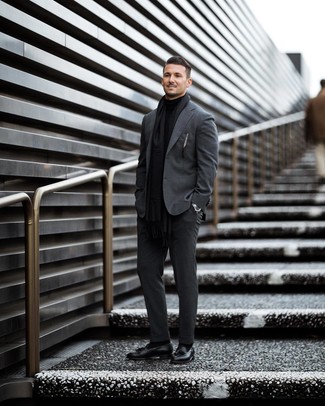 Как носить черную водолазку с серым костюмом