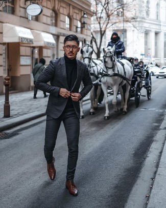 Как носить черную водолазку с серым костюмом