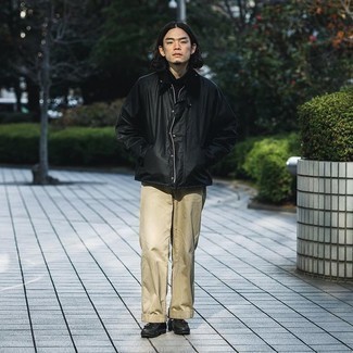 Как носить черную водолазку с светло-коричневыми брюками чинос