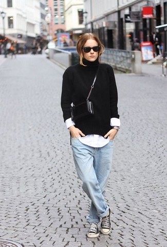 Как носить черную водолазку с голубыми джинсами женщине