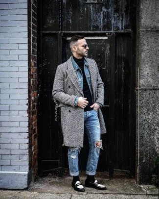 Как носить черную водолазку с голубыми рваными джинсами мужчине